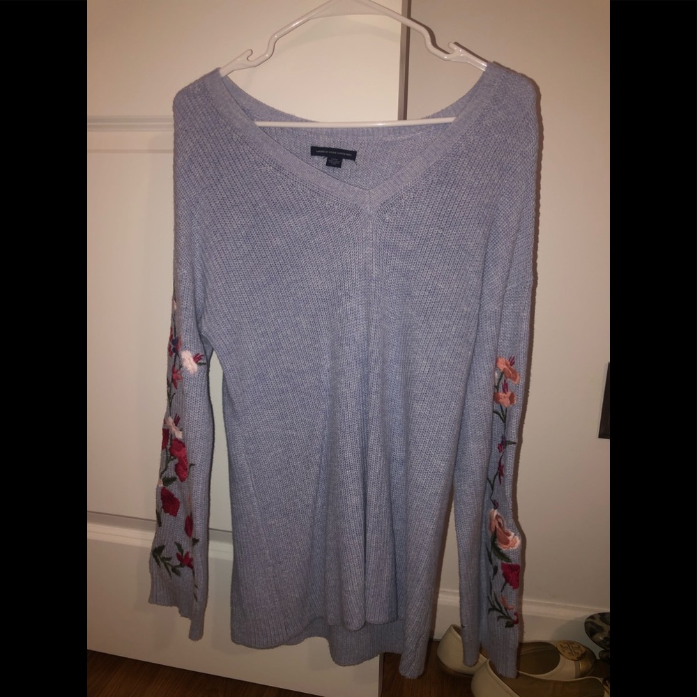 V neck sweater with flowers